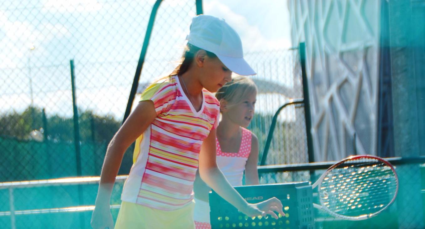 Теннисное лето по детской программе Казанской академии тенниса.