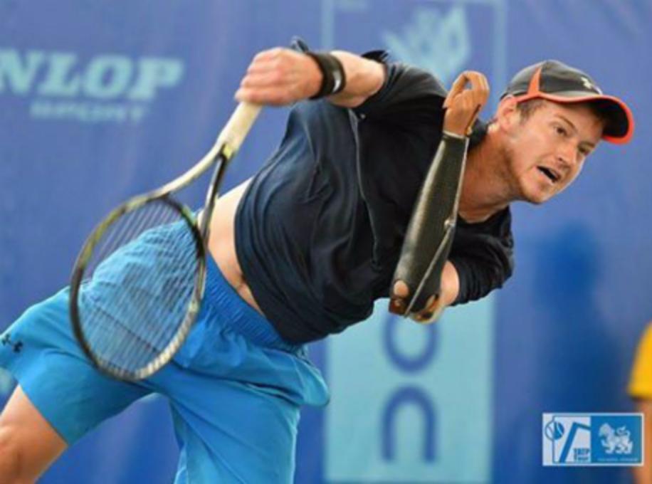 Теннисист с протезом руки всухую выиграл матч на турнире ITF